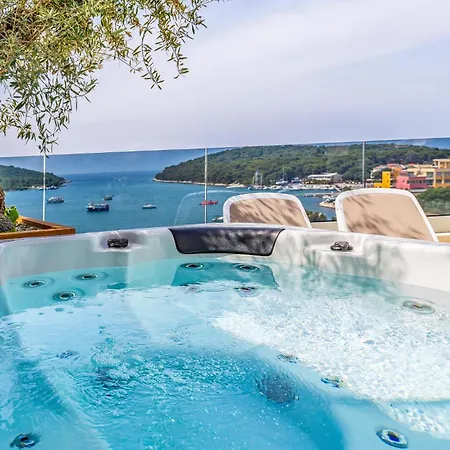 Amazing In With Jacuzzi *
