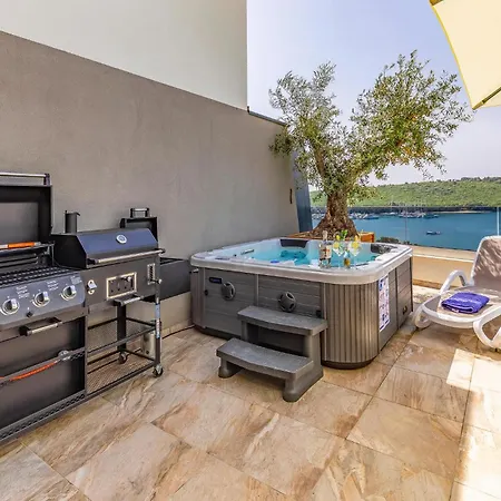 Apartment Amazing In With Jacuzzi