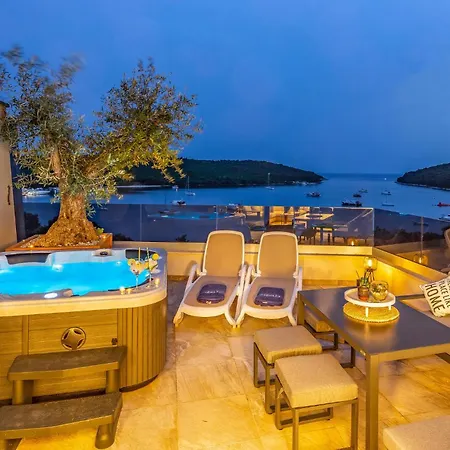 Amazing In With Jacuzzi *