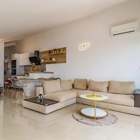 Apartman Lovely In With Swimming Pool