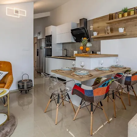 Apartman Lovely In With Swimming Pool