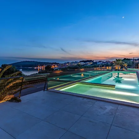 Lovely In With Swimming Pool Apartman