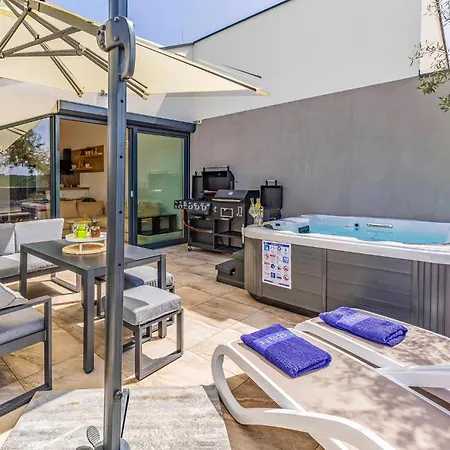 Apartman Lovely In With Swimming Pool *