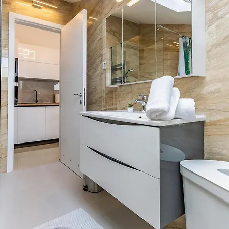 Apartman Lovely In With Swimming Pool *