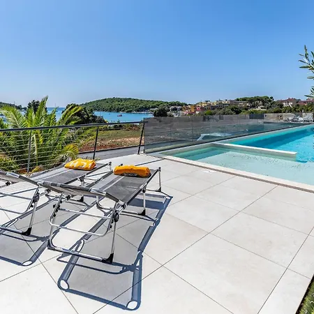 Lovely In With Swimming Pool Apartman Banjole